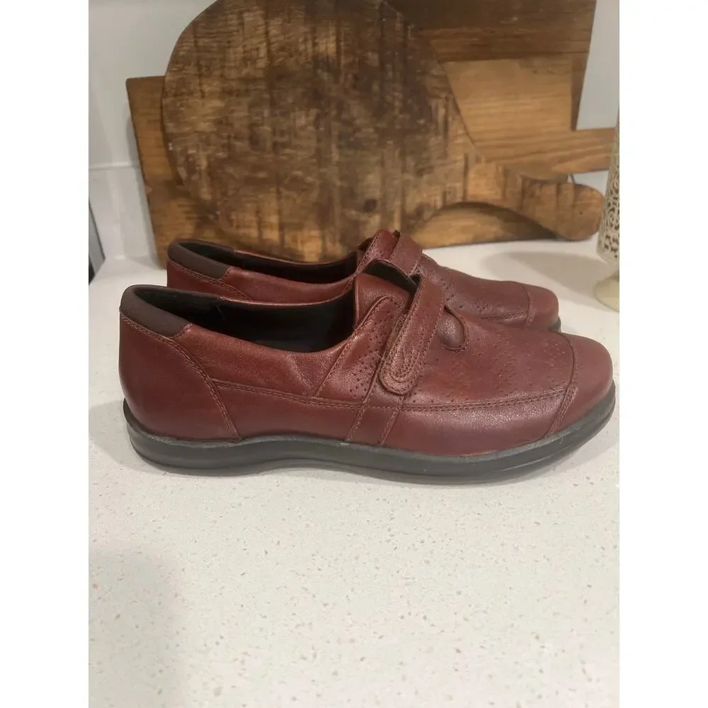 Apex size 10 women's dark brown walking shoes